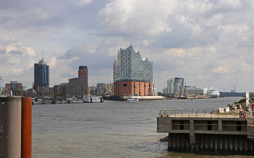 Apprentices sniff Hamburg air