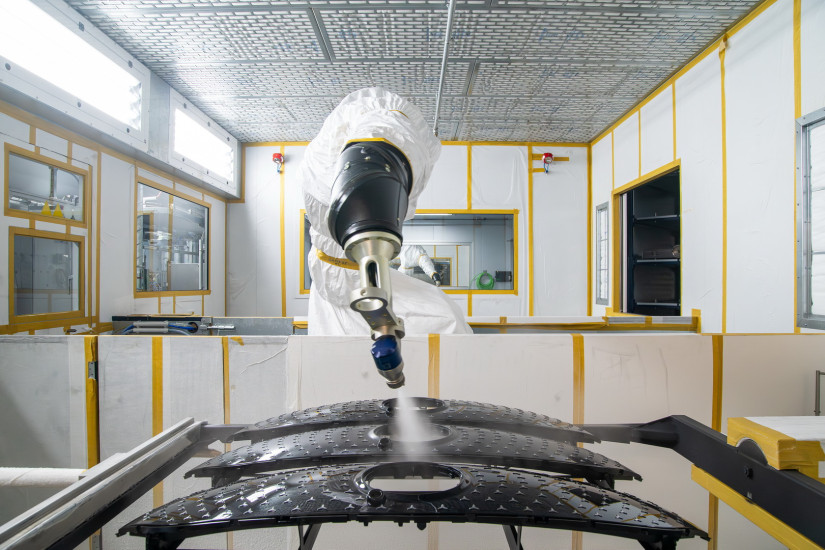 Effiziente und clevere Lackieranlage auf kompakter Fläche mit zwei Lackierkabinen